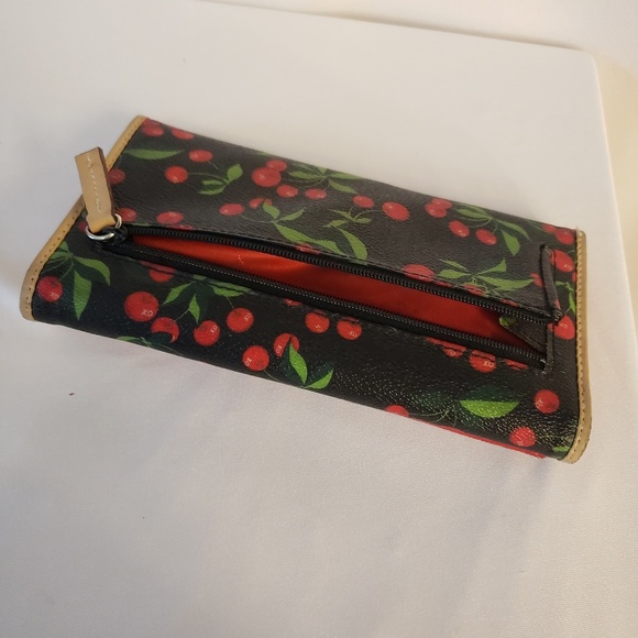 Xoxo Wallet And Wristlet Purse - Picture 7 of 8